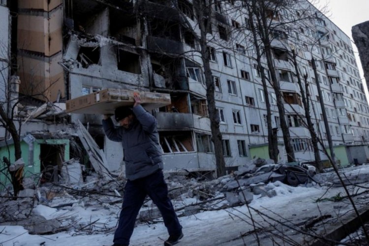 Luhansk b&ouml;lgesinde okula hava saldırısı d&uuml;zenlendi: 60 kişi enkaz altında