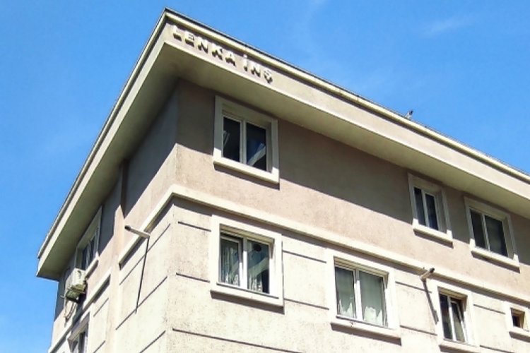İstanbul'da evinin terasında bı&ccedil;aklanarak &ouml;ld&uuml;r&uuml;ld&uuml;