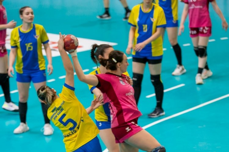 Yenimahalle Belediyespor &uuml;&ccedil;&uuml;nc&uuml; oldu