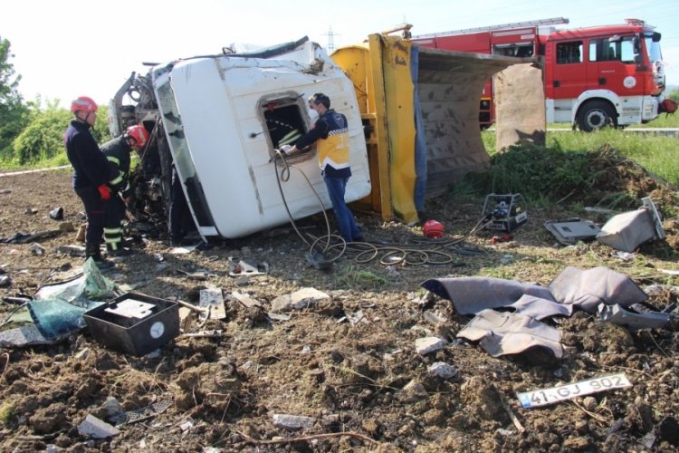 Su kanalına &ccedil;arpan kamyon devrildi: 1 &ouml;l&uuml;