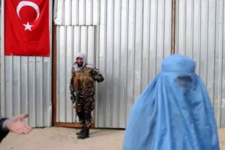 İsrail gazetesinde Taliban'ın burka kararı haberinde T&uuml;rk bayraklı fotoğraf...
