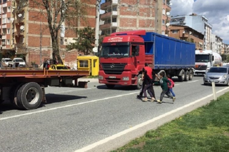 Bursa'da o ana yola beton bariyer şart oldu