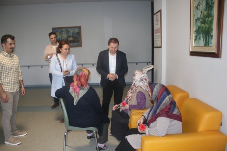 AK Parti Bursa Milletvekili Kılı&ccedil;, Huzurevindeki anneleri unutmadı