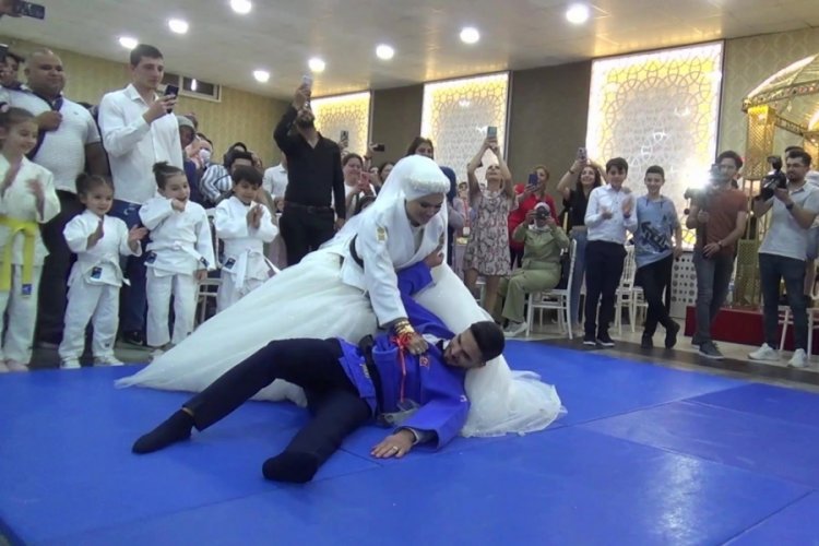 Denizli'de gelin, damadı yerden yere vurdu