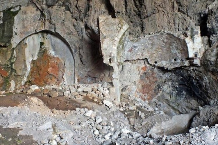 Kaderine terk edilen mağara kiliseyi talan ettiler