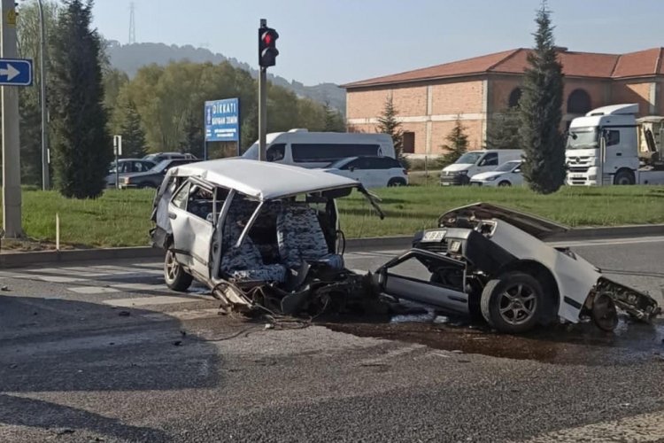 Yolcu otob&uuml;s&uuml;n&uuml;n &ccedil;arptığı otomobil ikiye b&ouml;l&uuml;nd&uuml;