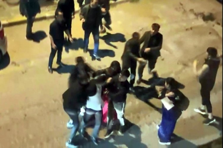 İstanbul'da d&uuml;ğ&uuml;n sonrası sokakta kavga