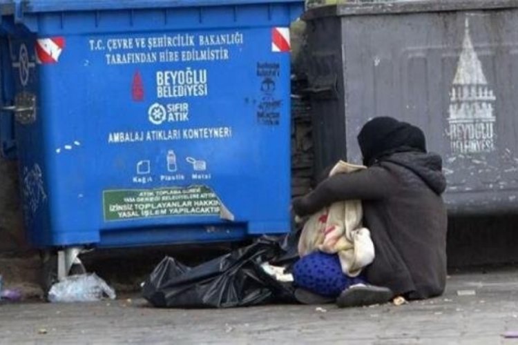 Bebeğiyle dilenen kadının &uuml;zerinden &ccedil;ıkan para şaşırttı