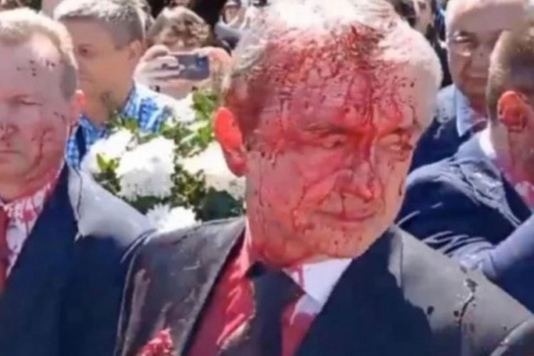 Rusya B&uuml;y&uuml;kel&ccedil;iye protesto! Birden kırmızıya boyandı