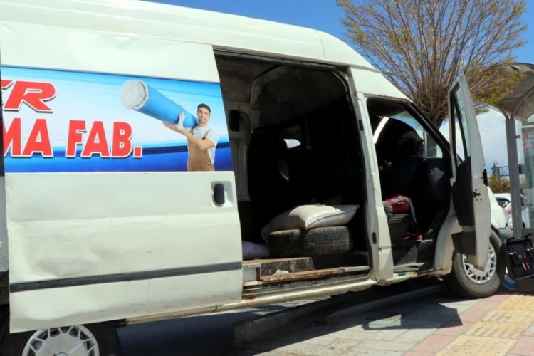 Van &Ccedil;aldıran'da g&ouml;&ccedil;menleri taşıyan minib&uuml;s polise &ccedil;arptı