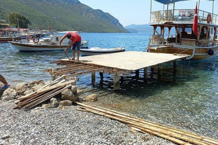 Muğla Marmaris'te ka&ccedil;ak iskelelerin yıkımına başlandı