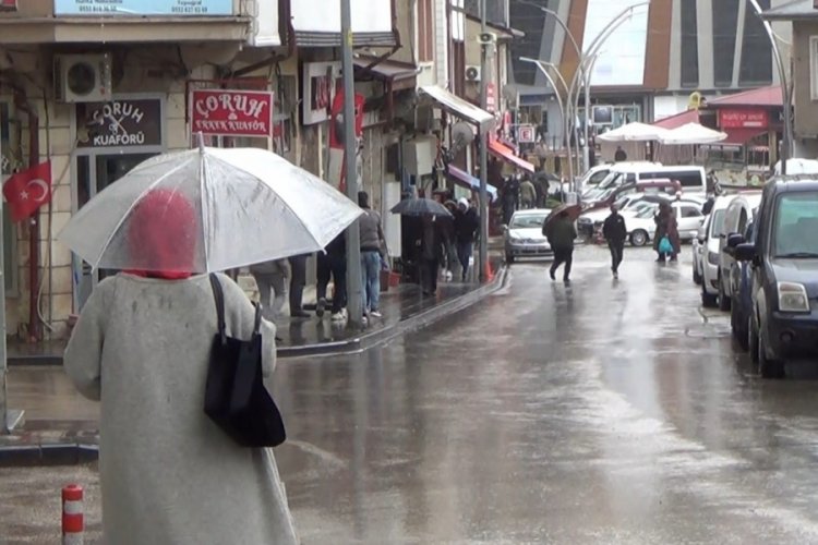 Bayburt'ta yağmurla karışık dolu yağışı etkili oldu