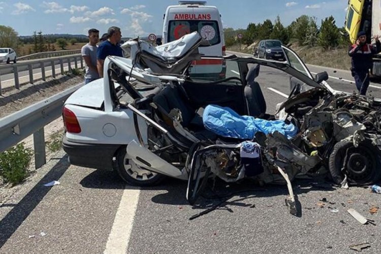 K&uuml;tahya'da otomobil park halindeki TIR'a &ccedil;arptı! Kadın &ouml;ld&uuml;, eşi yaralandı