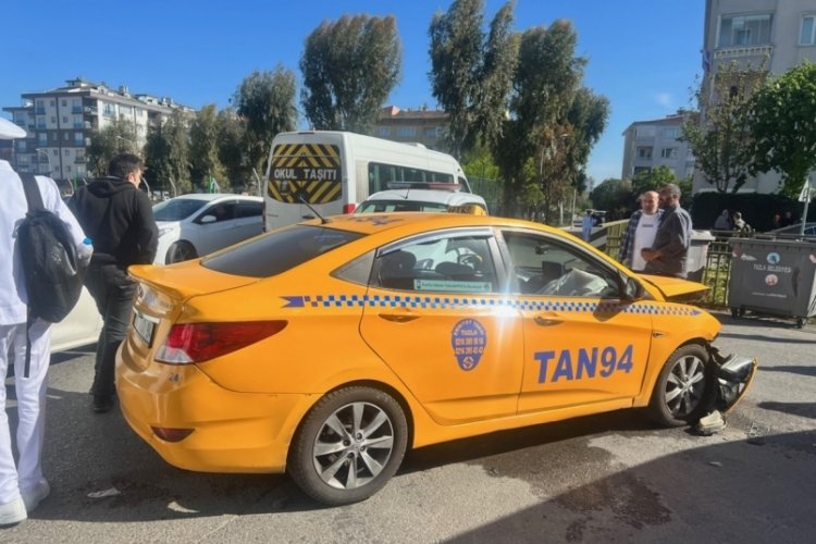 İstanbul'da iki sokak kesişiminde kaza