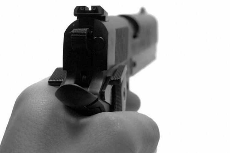 Silahlı saldırıda eşiyle kızını kaybeden adam, &ouml;l&uuml; taklidi yaparak kurtuldu