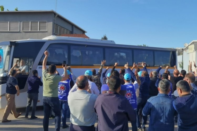 Bursa'da fabrika &ouml;n&uuml;nde servis aracına saldırı
