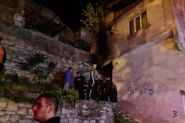 Evi yanan alkoll&uuml; şahıs sokak ortasında sızdı