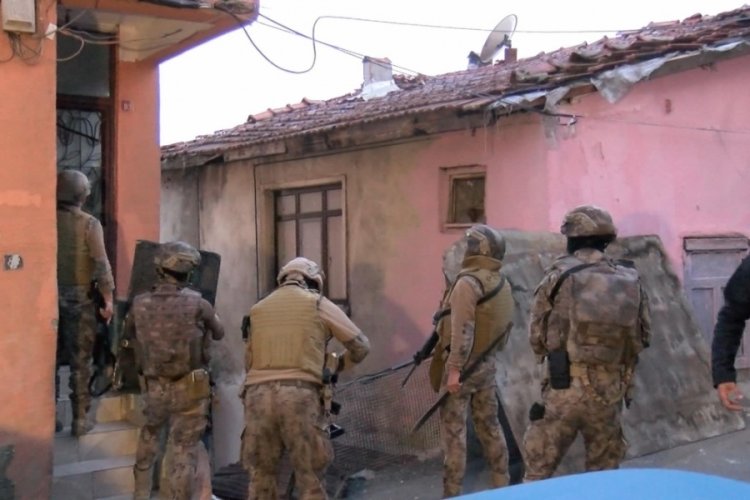 Uyuşturucu tacirlerine eş zamanlı şafak operasyonu