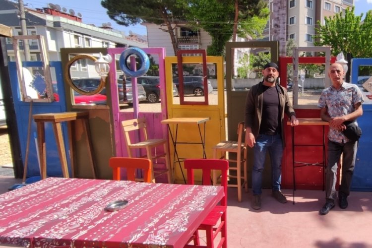 Bursa'da o kafenin dekorasyonu hurdadan