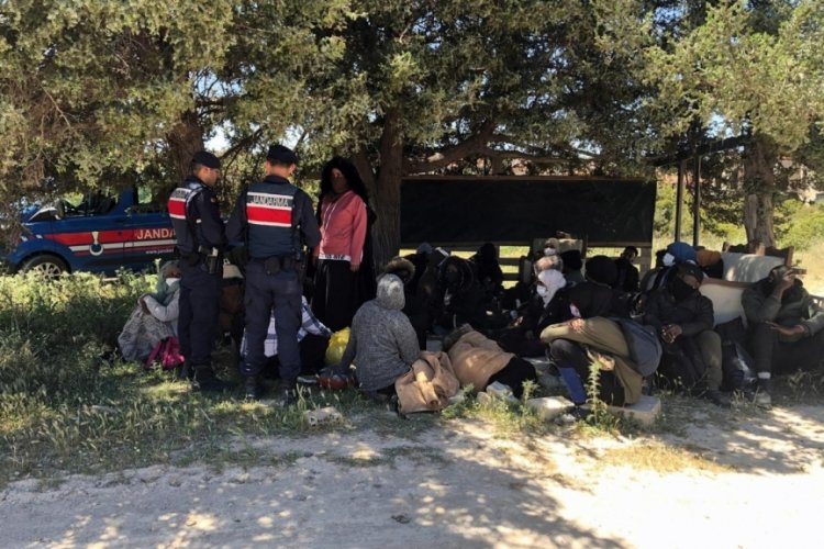 İzmir &Ccedil;eşme'de 63 ka&ccedil;ak g&ouml;&ccedil;men yakalandı