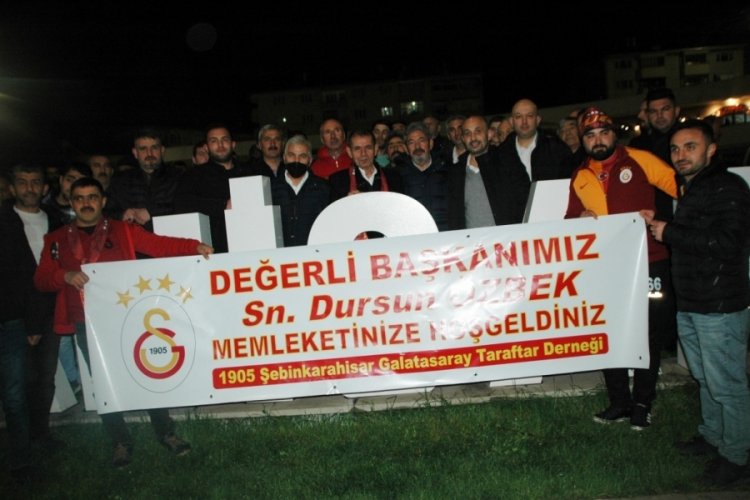 Giresun'da Dursun &Ouml;zbek'e pankartlı karşılama