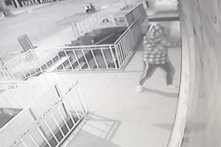 Kocaeli'de esnafın iş yeri camlarını kırıp, 2 kişiyi bı&ccedil;aklayan ş&uuml;pheli tutuklandı