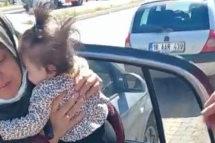 Bebek otomobilde mahsur kaldı, imdadına itfaiye koştu