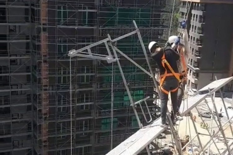 İstanbul'da iskelede mahsur kalan iş&ccedil;iler vin&ccedil;le kurtarıldı