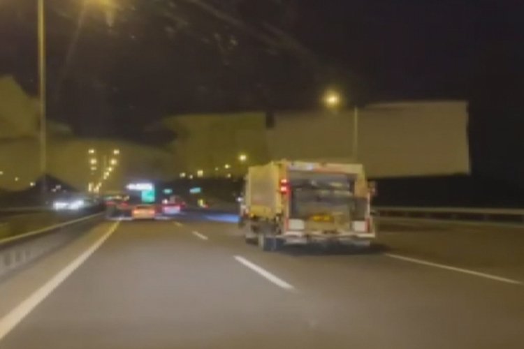 İstanbul'da otoyolda &ccedil;&ouml;p kamyonunun şaşkına &ccedil;eviren yolculuğu