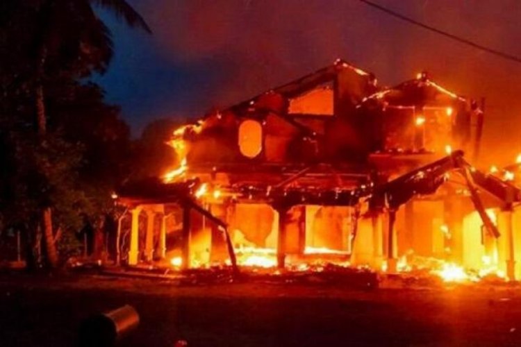 Sri Lanka'da g&ouml;stericiler başbakanın ve siyasilerin evlerini ateşe verdi