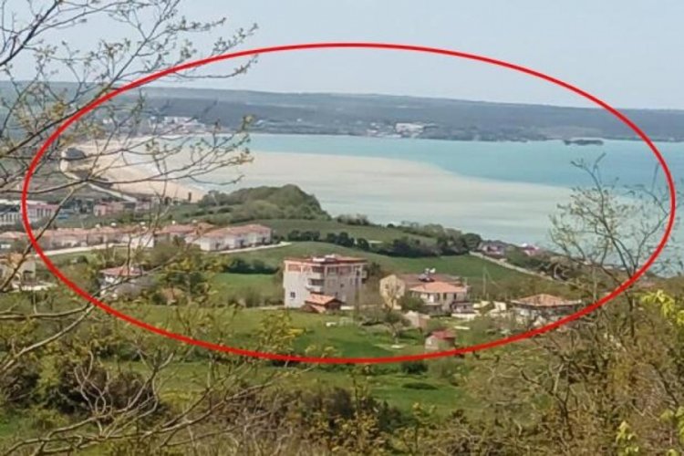 Taşkın sonrası Sinop kıyıları &ccedil;amura boyandı