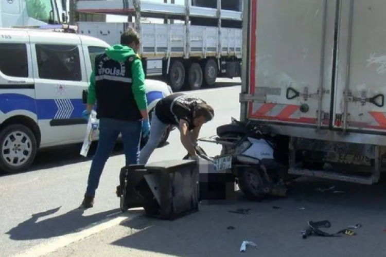 Kamyonete &ccedil;arpan kurye hayatını kaybetti