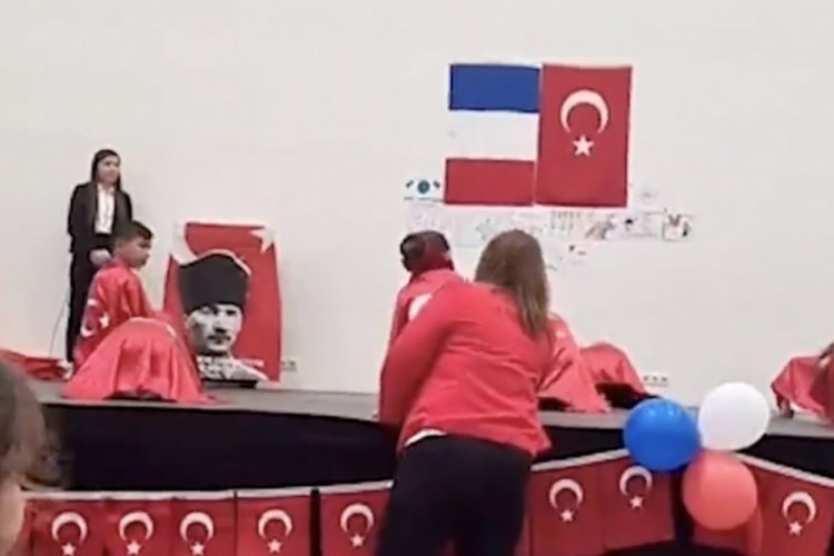 Fransa'daki bir T&uuml;rk okulunda Atat&uuml;rk'e secde