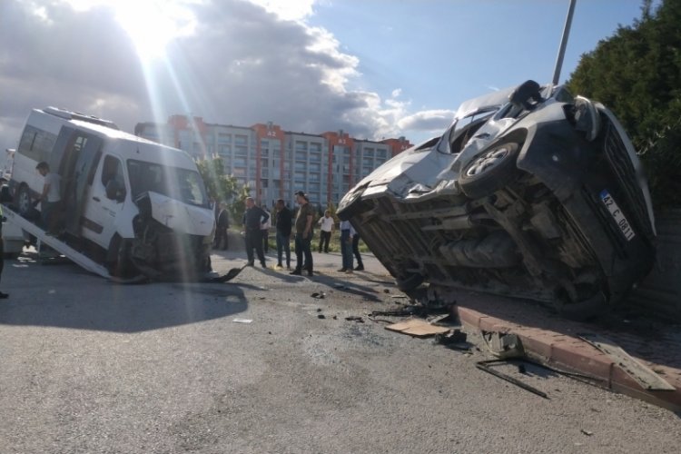 Okul servisleri &ccedil;arpıştı:2'si ağır 14 yaralı