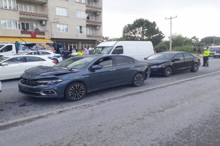 Zincirleme trafik kazasında ortalık savaş alanına d&ouml;nd&uuml;: 1 yaralı