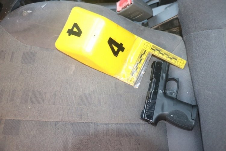 Petrol istasyonunu gasp&ccedil;ıları polisleri yaraladı