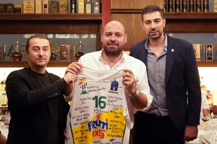 &Ouml;mer Kızıl'a s&uuml;rpriz doğum g&uuml;n&uuml; partisi