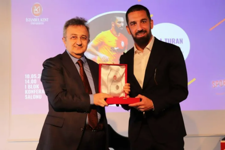 Arda Turan, yılın 'en sevilen ve &ouml;rnek alınan futbolcusu' se&ccedil;ildi