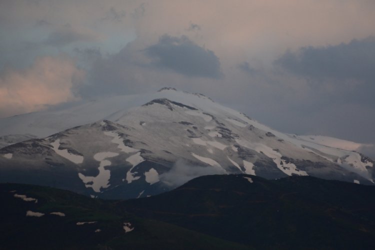 Bitlis'in y&uuml;ksek kesimleri beyaz &ouml;rt&uuml;ye b&uuml;r&uuml;nd&uuml;
