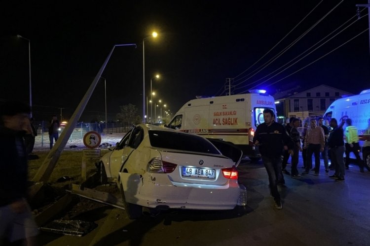 Muğla'da 2 ara&ccedil; birbirine girdi