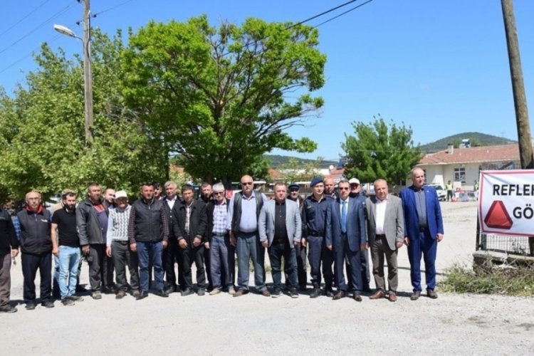 &Ccedil;anakkale'de trafik kazalarını &ouml;nlemek ama&ccedil;lı trakt&ouml;rlere reflekt&ouml;r takıldı