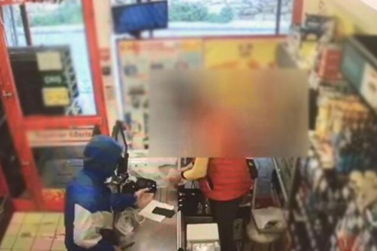 İstanbul'da markette bı&ccedil;aklı soygun yaptı