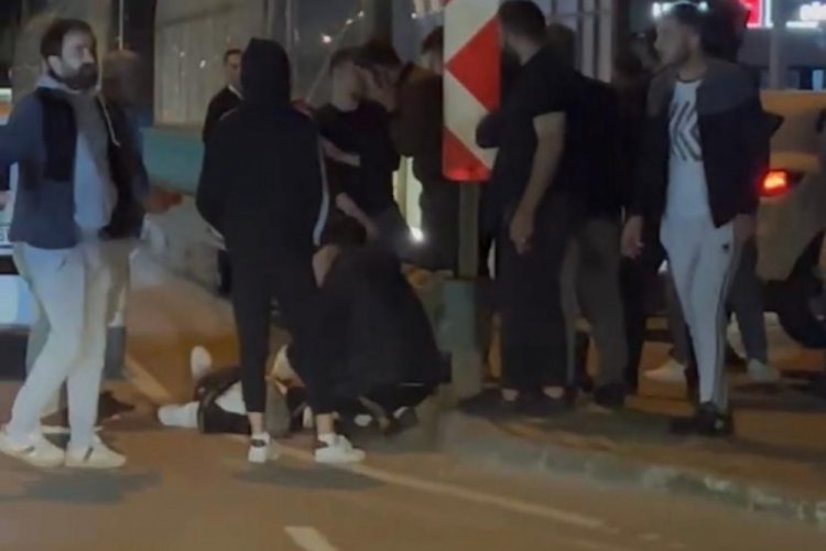 Bursa'da makas atan otomobil, başka otomobilden inen yolcuya &ccedil;arptı