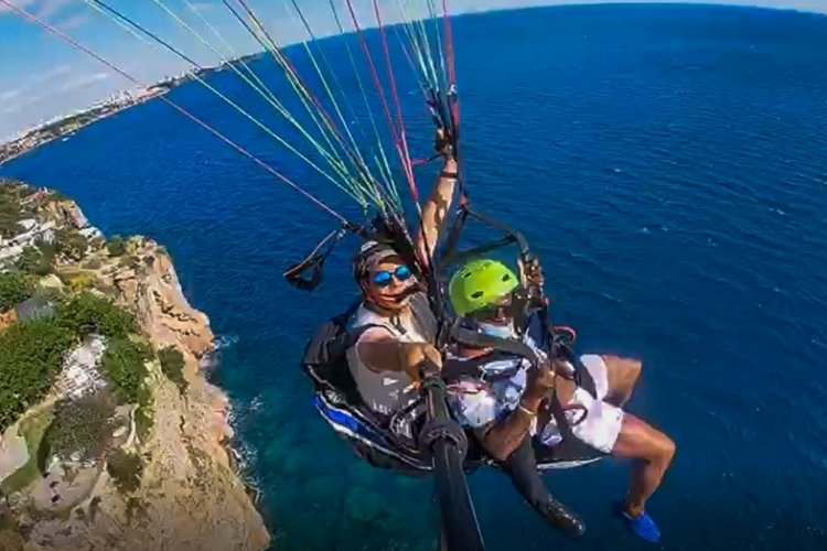 Antalya'da turist, paraş&uuml;tte heyecandan bayıldı