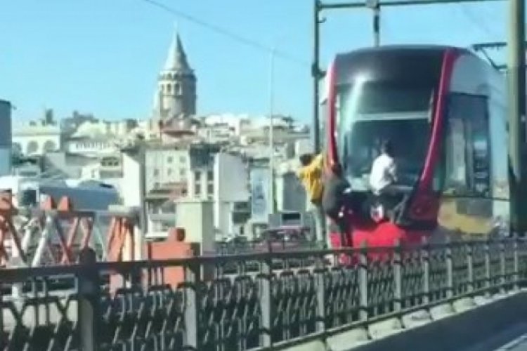 İstanbul'da &ccedil;ocukların tramvayda tehlikeli yolculuğu