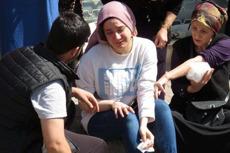 İstanbul'da otomobil kaldırımdaki iş&ccedil;ilere &ccedil;arptı: Yaralılar var