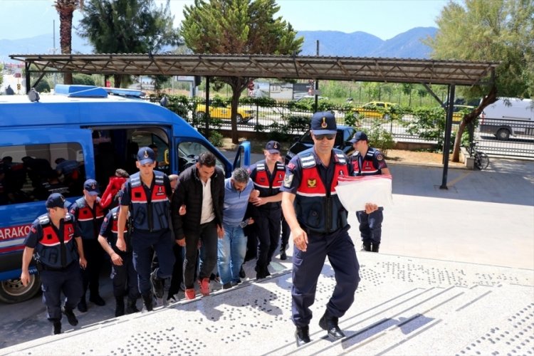 G&ouml;&ccedil;men ka&ccedil;ak&ccedil;ısı 2 kişi tutuklandı