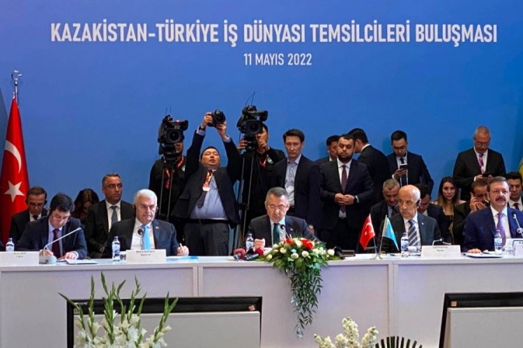 Cumhurbaşkanı Yardımcısı Oktay'dan iş insanlarına yatırım &ccedil;ağrısı