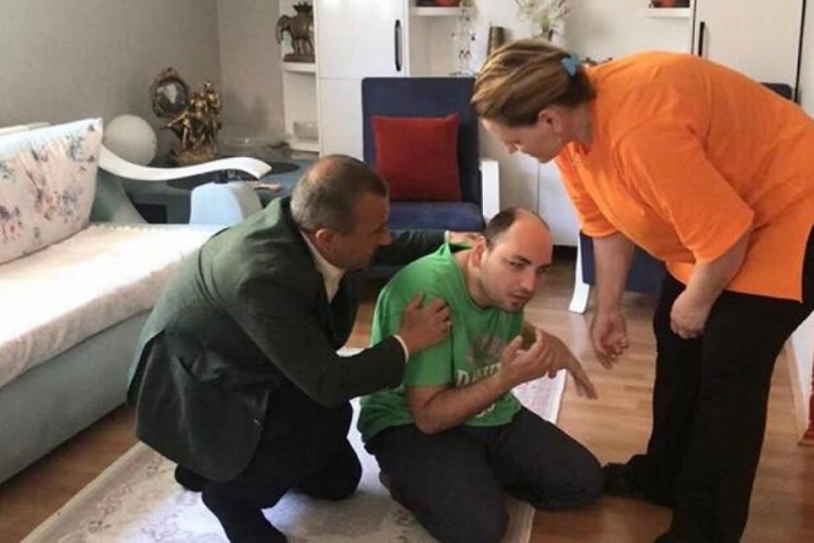 Annesi, ak&uuml;l&uuml; ara&ccedil; almak isterken dolandırıldı! Engelli Bilkay'a g&uuml;zel haber
