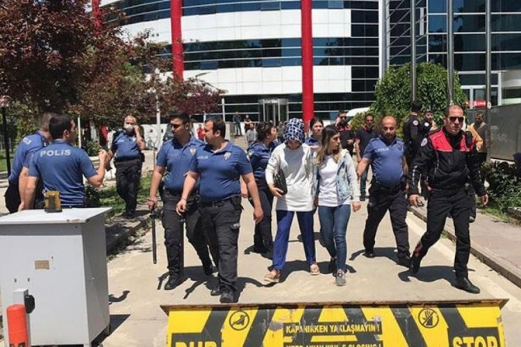 Adıyaman'da adliye &ccedil;ıkışı kavga: Yaralılar var